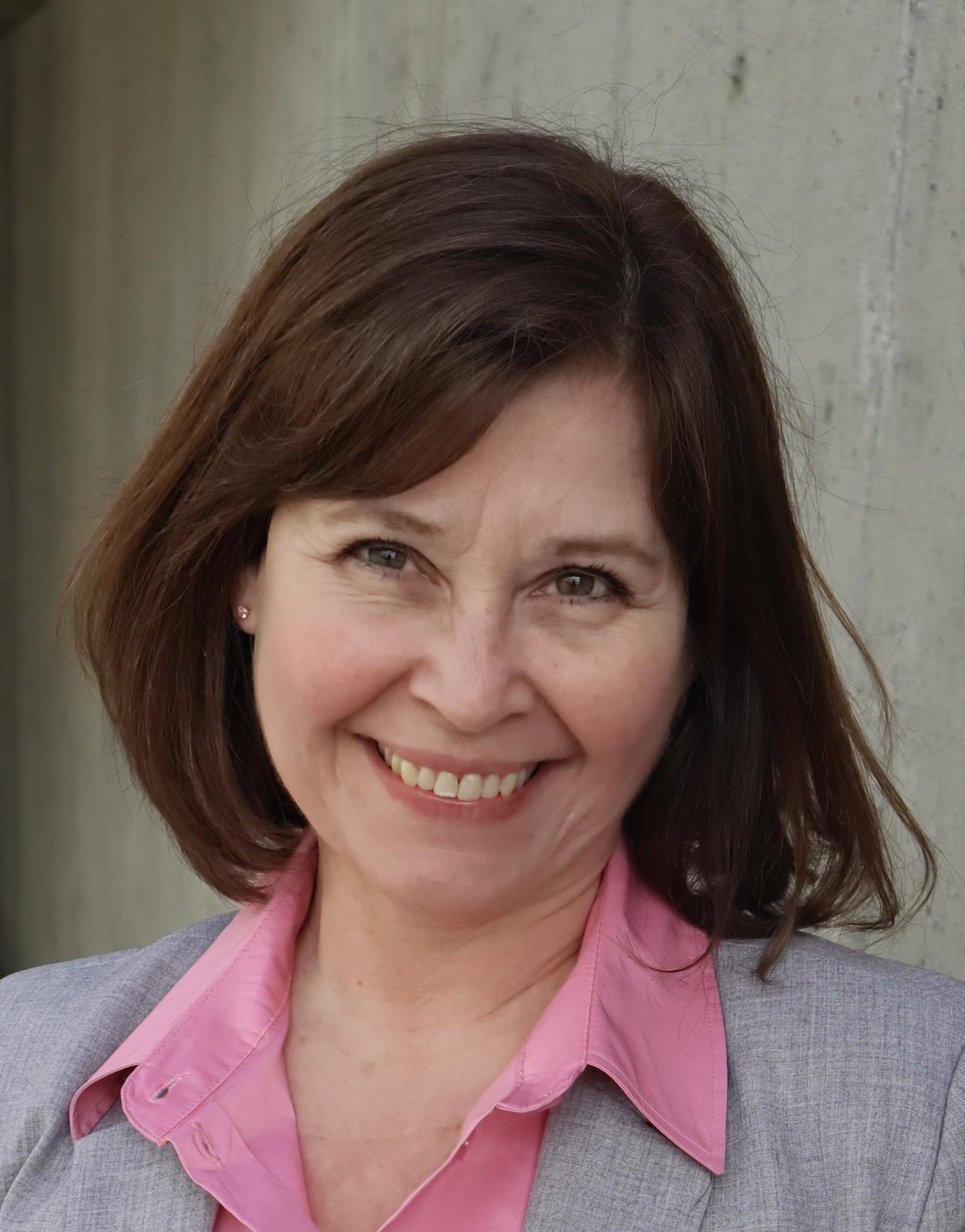 Headshot photo of Simone Brandl
